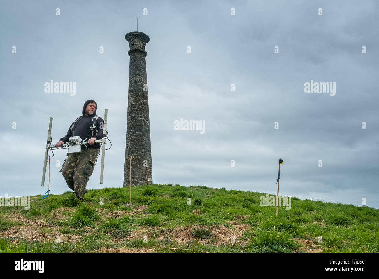 Aberystwyth Wales UK, Mittwoch, 5. April 2017 Archäologie in Großbritannien: im Schatten der markanten Form das Wellington Monument, ein Archäologe aus Archäologie Wales macht die erste umfassende geophysikalische Untersuchung des Inneren des Pen Dinas, die riesige Eisenzeit Wallburg mit Blick auf Aberystwyth Ceredigion an der West Wales Foto © Keith Morris / Alamy Live News Stockfoto
