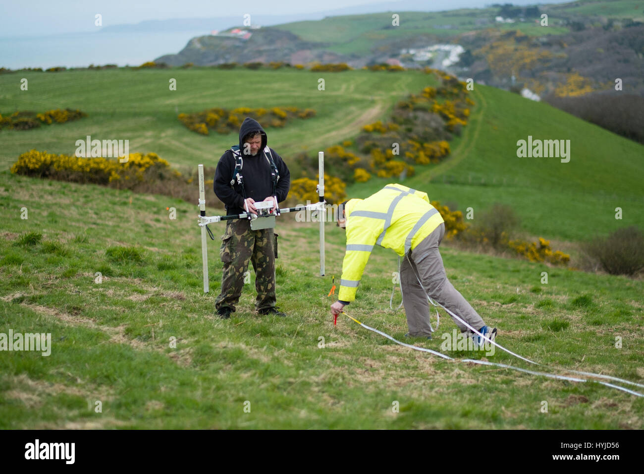 Aberystwyth Wales UK, Mittwoch, 5. April 2017 Archäologie in Großbritannien: Archäologen Archäologie Wales machen die erste umfassende geophysikalische Untersuchung des Inneren des Pen Dinas, die riesige Eisenzeit Wallburg mit Blick auf Aberystwyth Ceredigion an der West Wales Foto © Keith Morris / Alamy Live News Stockfoto