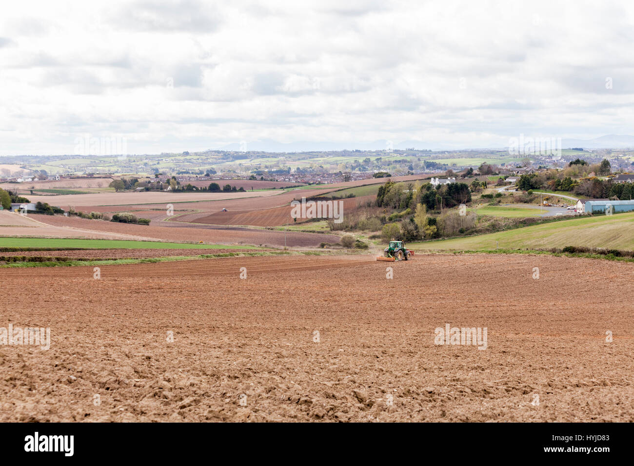 Newtownards, Nordirland, Vereinigtes Königreich, 5. April 2017. UK-Wetter: Landwirte arbeiten die Felder außerhalb Newtownards, Co. Down an einem sonnigen Tag mit einer Temperatur von ca. 11 C. Die Mourne Mountains können in der Ferne gesehen werden. Kredit J Orr/Alamy Live-Nachrichten Stockfoto