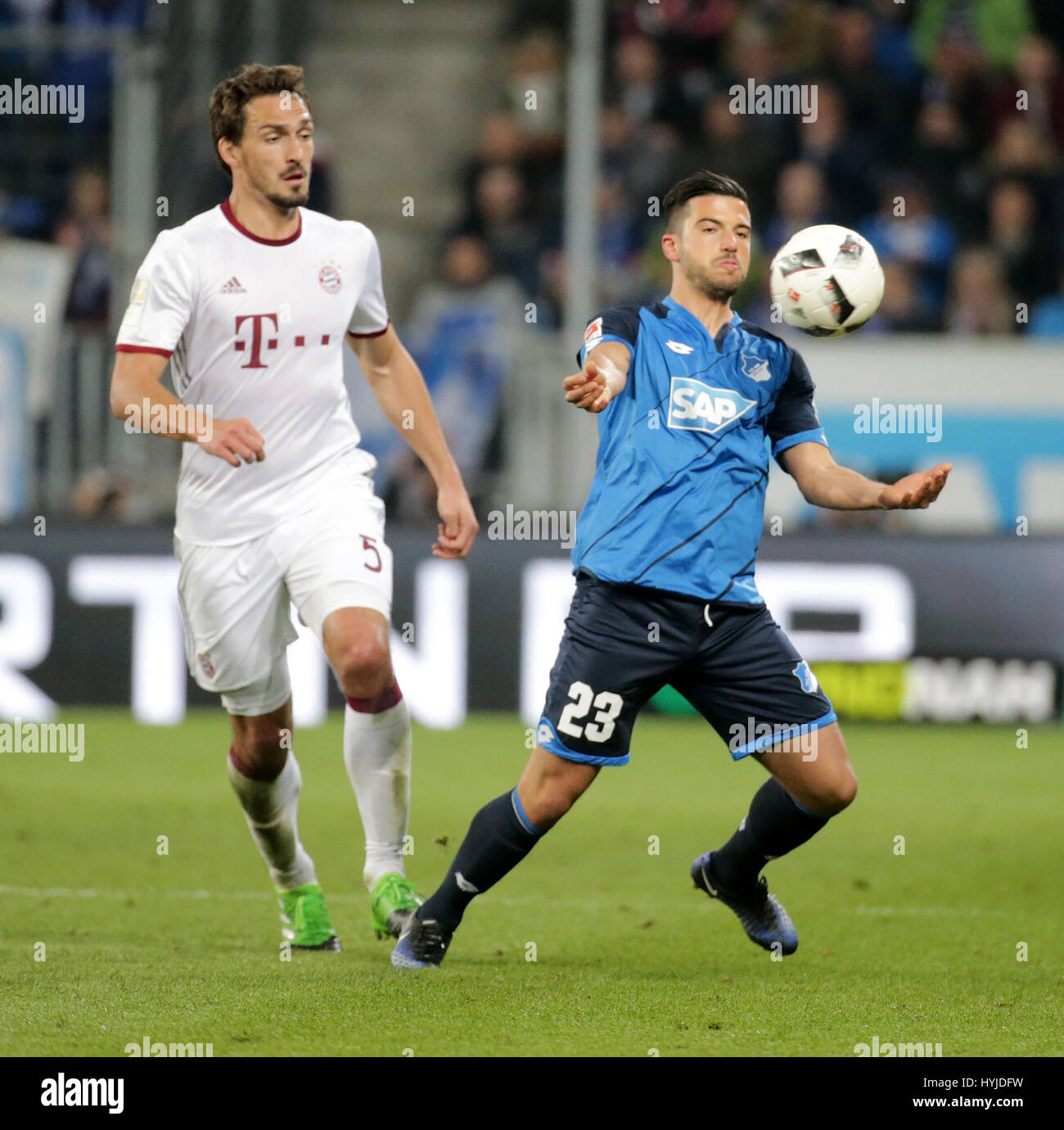 04.04.2017, Wirsol Rhein-Neckar-Arena, Sinsheim, GER, 1.FBL, TSG 1899 Hoffenheim Vs FC Bayern München Mats Hummels (München), Marco Terrazzino (Hoffenheim) Foto: Cronos/Hasan Bratic Stockfoto