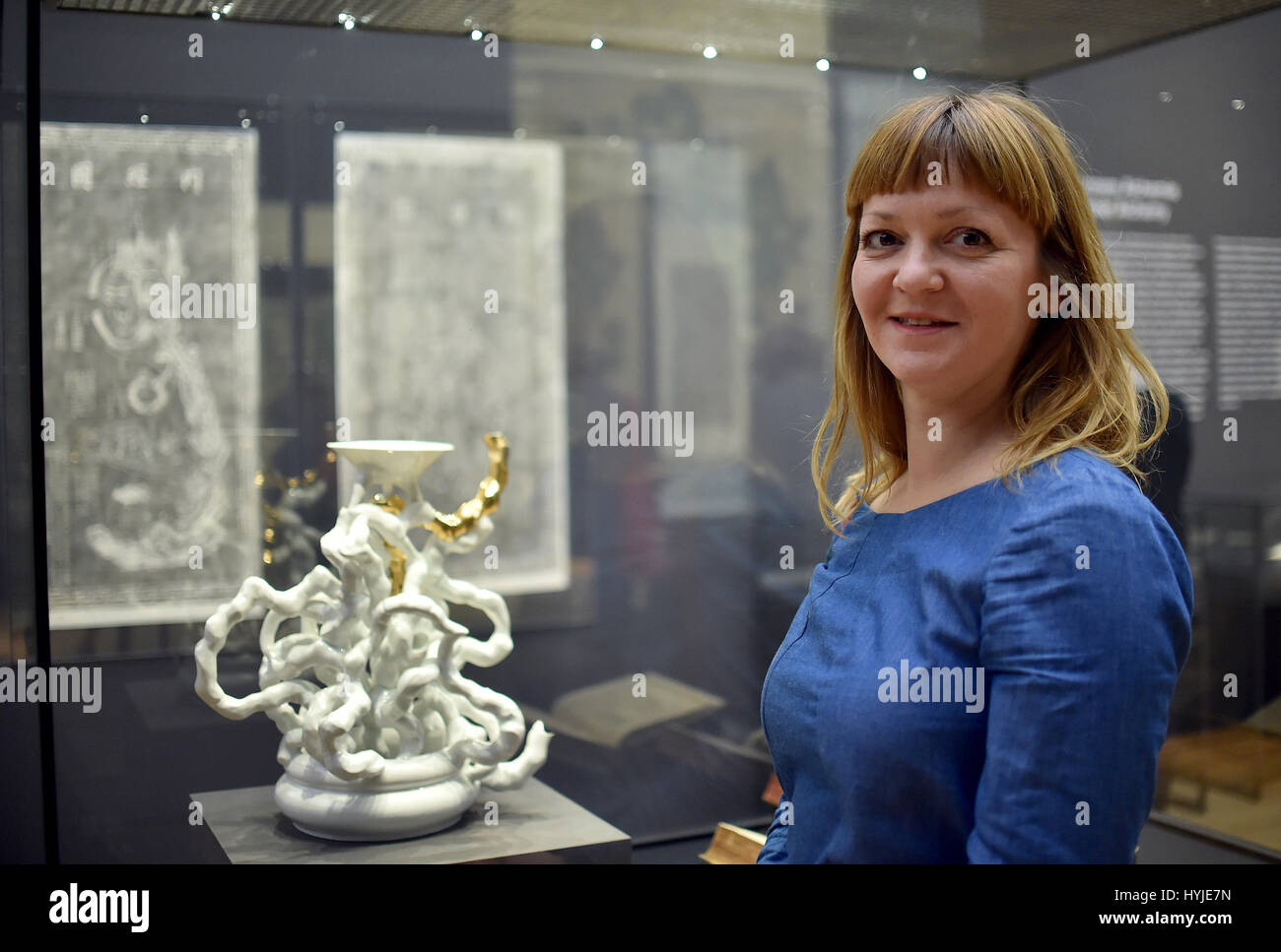 Berlin, Deutschland. 5. April 2017. Die Künstlerin Maria Volokhova vor ihrer Arbeit "Jejunum Teekanne" in der Ausstellung steht "Alchemie. Die große Kunst "am Kulturforum in Berlin, Deutschland, 5. April 2017. Von 6. April 2017, 23. Juli 2017 leuchtet auf mehr als 200 Exponate aus 3000 Jahren der Kunst- und Kulturgeschichte der Beziehungen zwischen Kunst und Alchemie. Foto: Britta Pedersen/Dpa-Zentralbild/ZB/Dpa/Alamy Live News Stockfoto