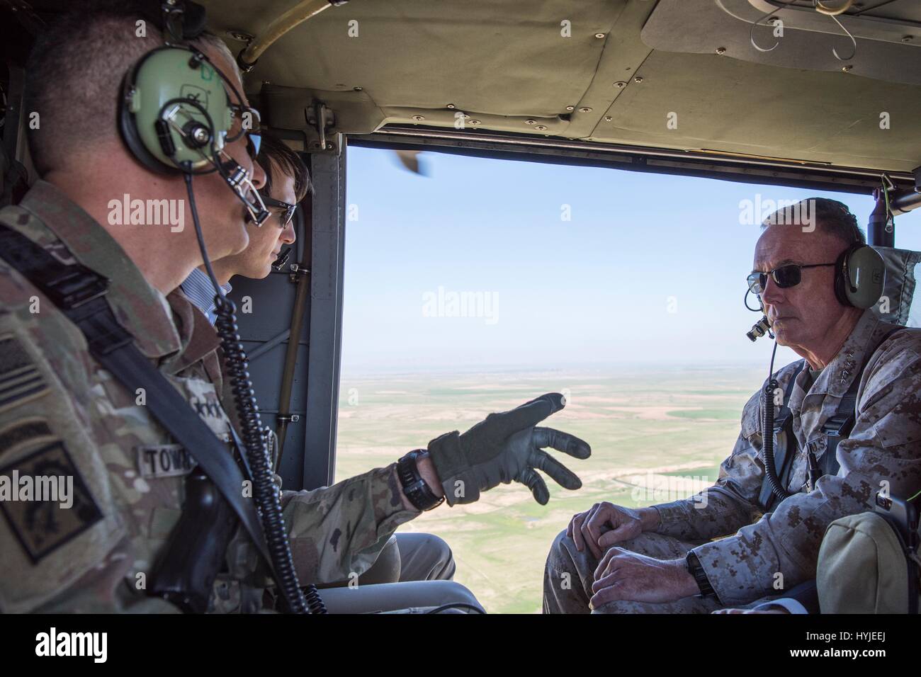 Qayyarah West, Irak. 4. April 2017. Betrieb innewohnende lösen Kommandeur Generalleutnant Stephen Townsend, links, weist darauf hin Sehenswürdigkeiten zu Jared Kushner, Senior Advisor und Schwiegersohn Präsident Trump, Center und U.S. Joint Chiefs Chairman General Joseph Dunford, rechts, Hubschrauber während der Fahrt, ein Forward operating Base 4. April 2017 in nahe Qayyarah West, Irak zu besuchen. Bildnachweis: Planetpix/Alamy Live-Nachrichten Stockfoto