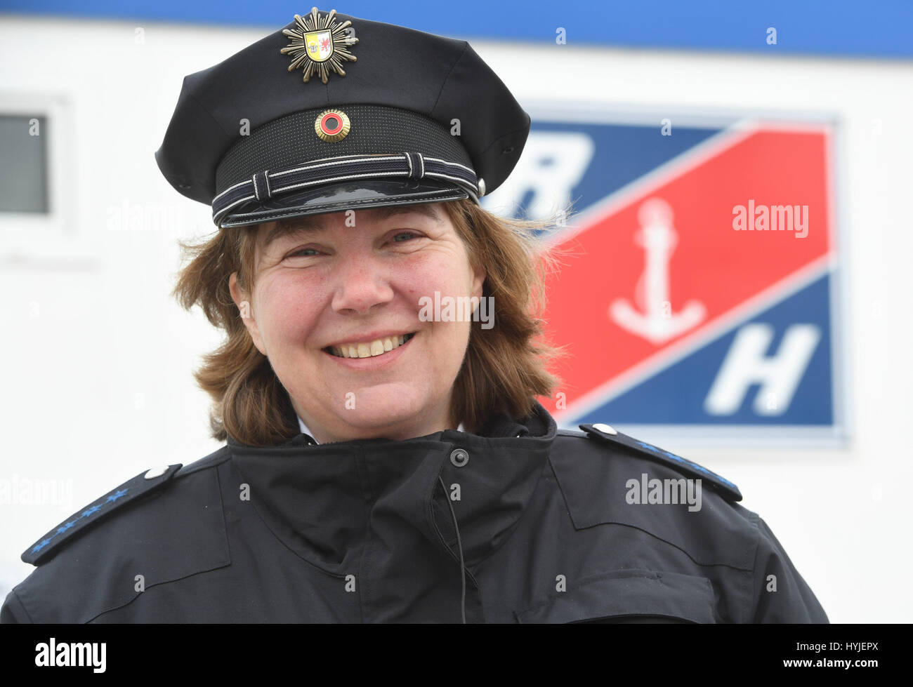 Leiter der Abteilung Kriminalität, Martina Dominik in Vitte auf der Insel Hiddensee, Deutschland, 5. April 2017. Der 51-j hrige wurde offiziell am selben Tag in der Insel Task Force initiiert und stammt ursprünglich aus der Region Schwerin. Dominik ist verantwortlich für die tausend Einwohner von 19 Quadratkilometer, Auto Urlaubsinsel. In den Sommermonaten vermehren sich die Inselbewohner mit Tausenden von Touristen, die für Tagesausflüge und andere besuchen, die in Hotels, Pensionen und Ferienwohnungen übernachten. Foto: Stefan Sauer/Dpa-Zentralbild/dpa Stockfoto