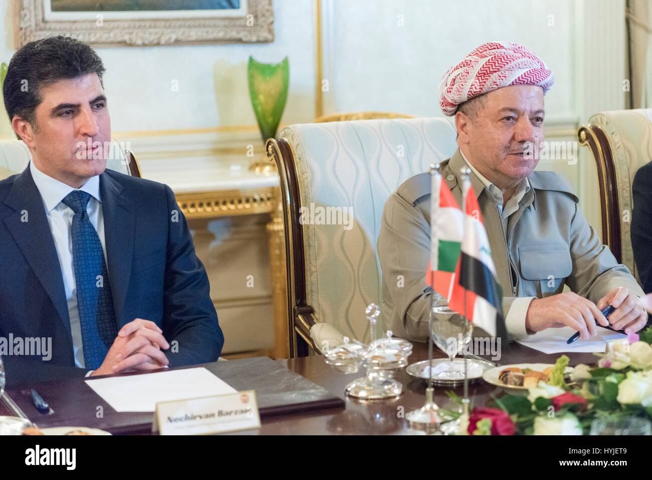 Arbil, Irak. 4. April 2017. Vorsitzender des irakischen Kurdistan Masoud Barzan, rechts, und Premierminister Nechirvan Barzani während eines Treffens mit Jared Kushner, Senior Advisor und Schwiegersohn Präsident Trump und U.S. Joint Chiefs Chairman General Joseph Dunford 4. April 2017 in der Nähe von Arbil, Irak. Dunford und Kushner sind auf eine Tatsache-Finding-Mission in den Irak an den Fortschritt um Mosul vom islamischen Staat wieder zu erlangen. Bildnachweis: Planetpix/Alamy Live-Nachrichten Stockfoto