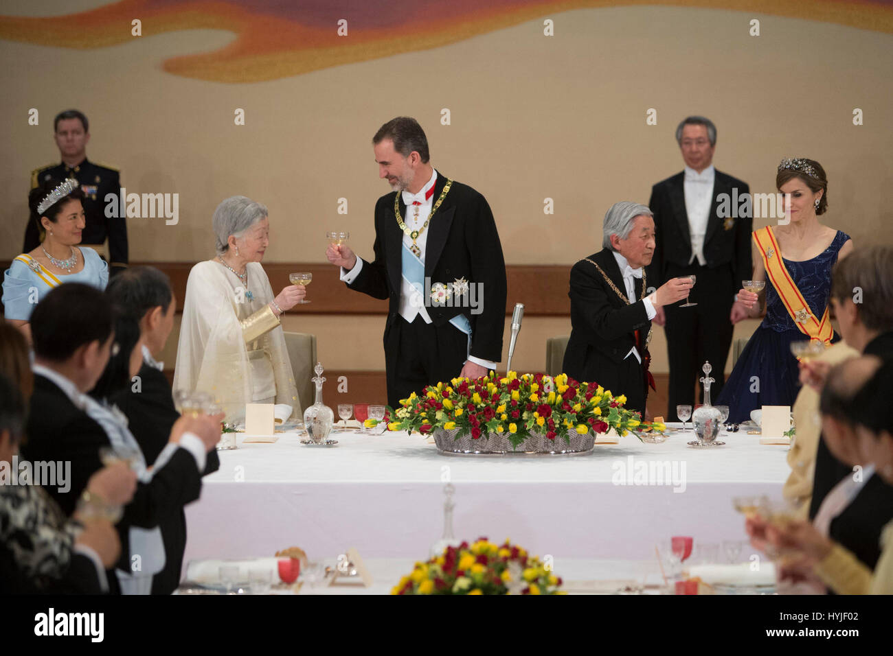 Tokio, Japan. 4. April 2017. Spanische König Felipe VI und Königin Letizia mit der japanische Kaiser Akihito und Kaiserin Michiko Kronprinzessin Masako beim Gala-Dinner für die spanischen Könige gelegentlich für ihrer offiziellen Besuch nach Japan in ImperialPalace in Tokio auf Mittwoch, 5. April 2017. Am ersten Tag ihrer 3-Tages-Tour von Japan Credit: Gtres Información Más lokalen auf line,S.L./Alamy Live News Stockfoto