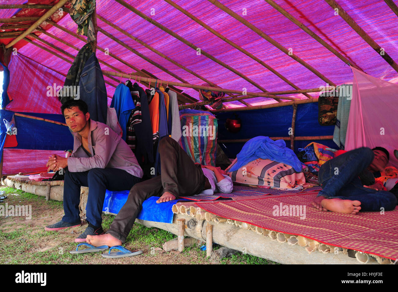 Muang Phonhong. 25. Dezember 2016. Foto aufgenommen am 5. April 2017 zeigt Arbeiter Rast in einem temporären Lager auf der Baustelle des China-Laos Muang Phonhong Bahnhof, Laos. Chinesische Unternehmen beschleunigen den Bau der China-Laos Bahn nach der Eingabe ihrer ersten Trockenzeit seit dem Bahnbau am 25. Dezember 2016 in Luang Prabang, Laos offiziell gestartet wurde. Bildnachweis: Zhang Jianhua/Xinhua/Alamy Live-Nachrichten Stockfoto