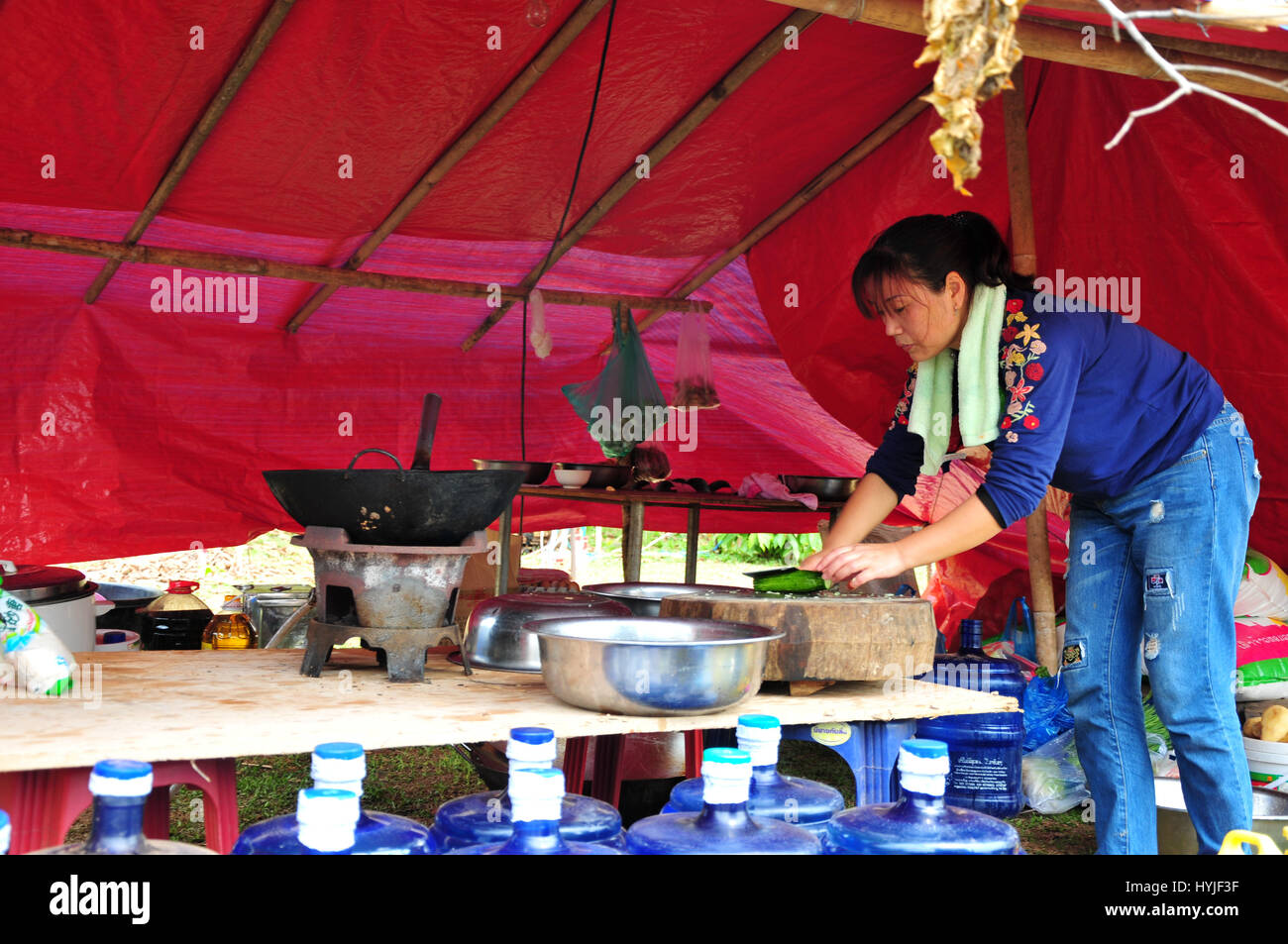 Muang Phonhong. 25. Dezember 2016. Foto aufgenommen am 5. April 2017 zeigt einen chinesischen Koch bereitet Mittagessen in einem temporären Lager auf der Baustelle des China-Laos Muang Phonhong Bahnhof, Laos. Chinesische Unternehmen beschleunigen den Bau der China-Laos Bahn nach der Eingabe ihrer ersten Trockenzeit seit dem Bahnbau am 25. Dezember 2016 in Luang Prabang, Laos offiziell gestartet wurde. Bildnachweis: Zhang Jianhua/Xinhua/Alamy Live-Nachrichten Stockfoto