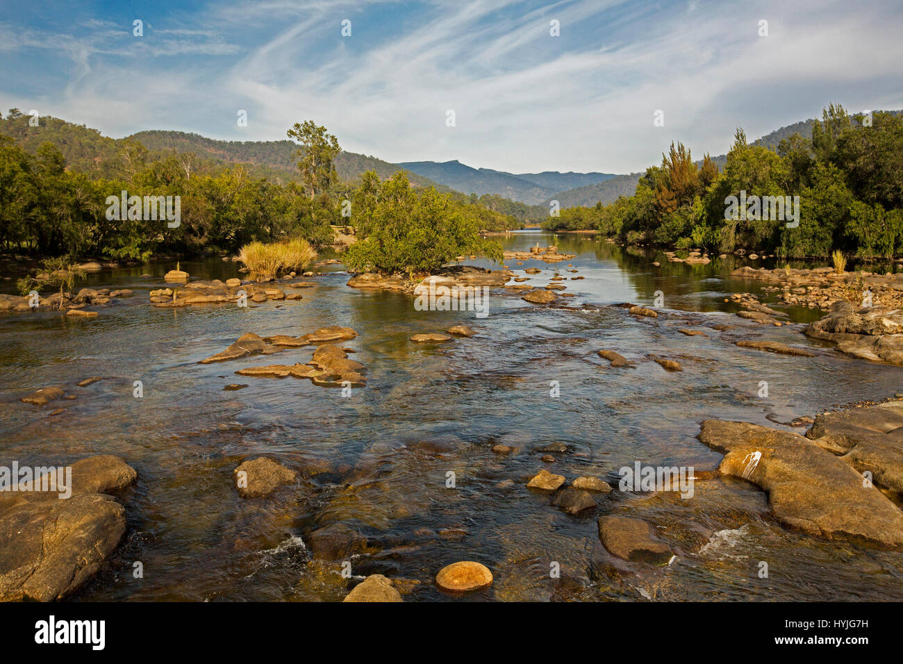 Felsigen natürlich Mann Fluss gesäumt mit Wald & mit Spitzenwerten von Great Dividing Range am Horizont unter blauem Himmel in der Nähe von Coombadja NSW Australia Stockfoto