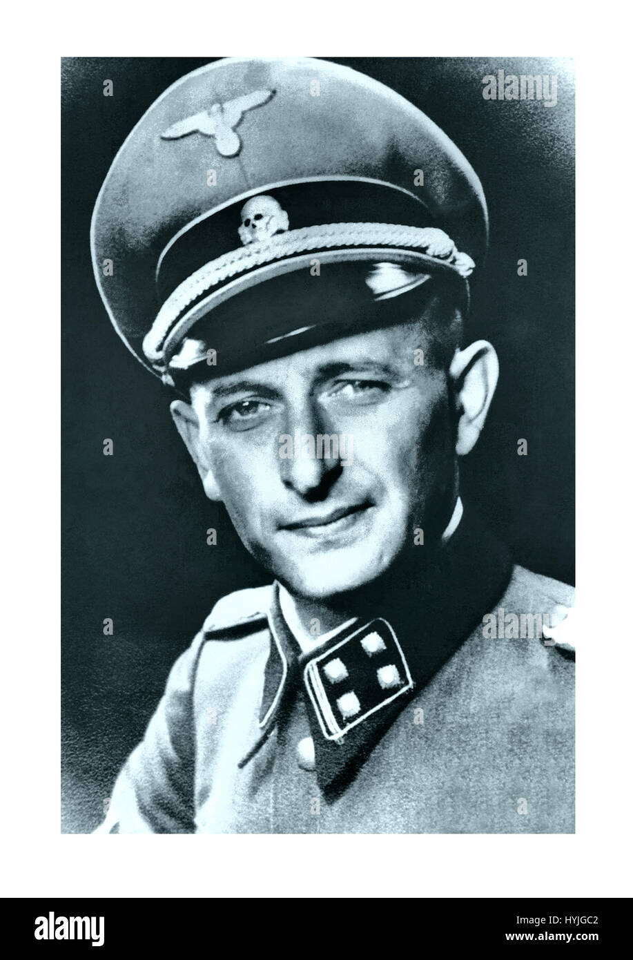 ADOLF EICHMANN Porträt des berüchtigten Adolf Eichmann- Nazi SS Obersturmbannführers (zum Tode verurteilter Kriegsverbrecher, der eine wichtige Rolle im Holocaust spielte) mit Militärmütze mit SS-Todeskopfabzeichen und Uniform Stockfoto