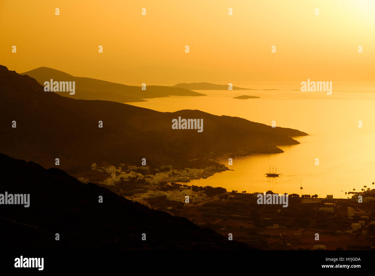 Landschaft auf dramatische Ozean Küste und Hafen bei Sonnenuntergang, Insel Amorgos, Kykladen, Griechenland Stockfoto