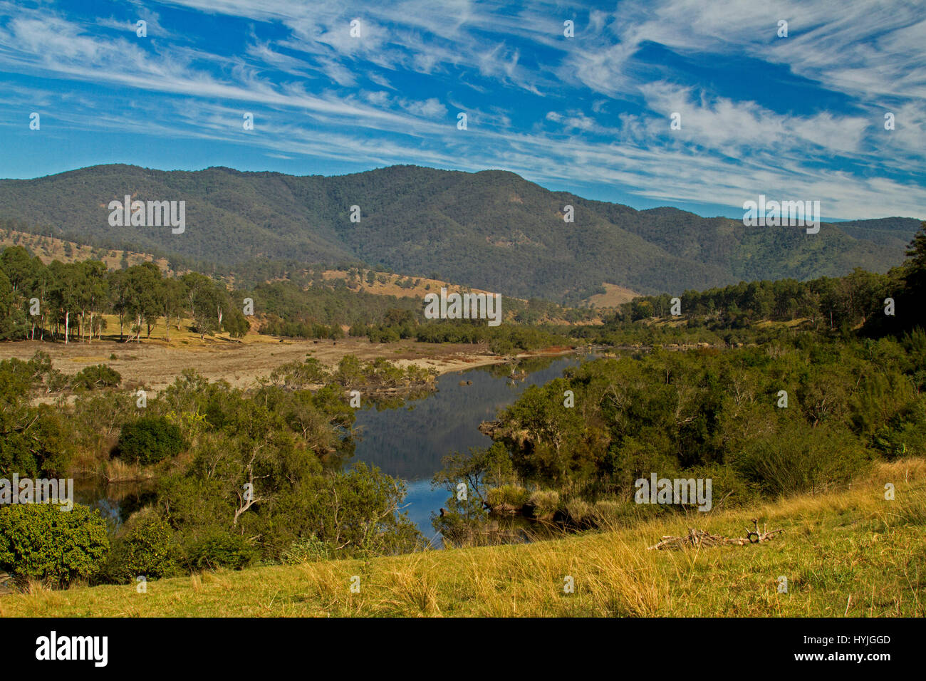 Weite Landschaft mit blauen Wasser des Mann-Fluss im Tal, gesäumt von Wäldern & Gipfeln der Great Dividing Range unter blauem Himmel im nördlichen New South Wales Australien Stockfoto