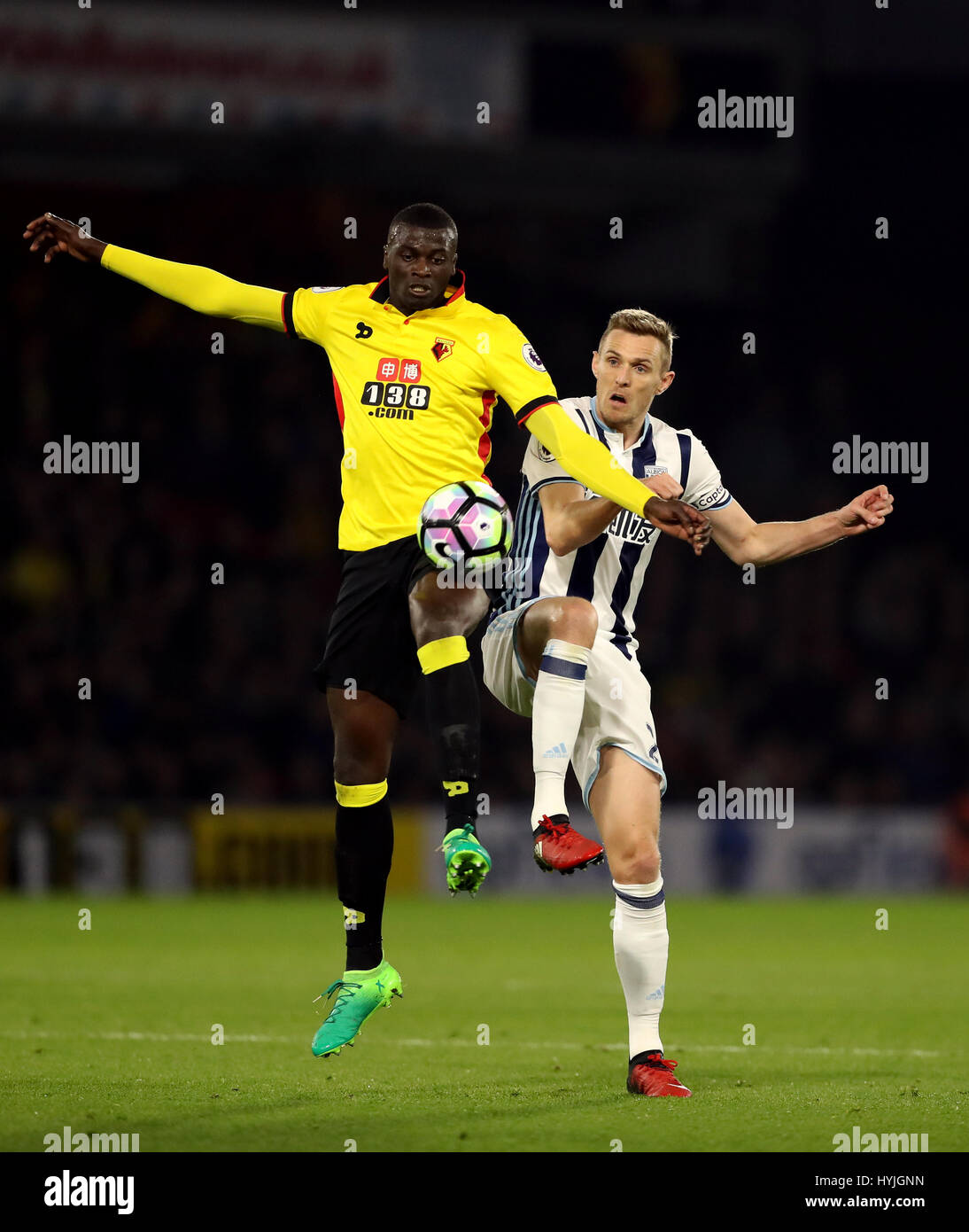 Watford M'Baye Niang (links) und West Bromwich Albion Darren Fletcher Kampf um den Ball in der Premier League match bei Vicarage Road, Watford. Stockfoto