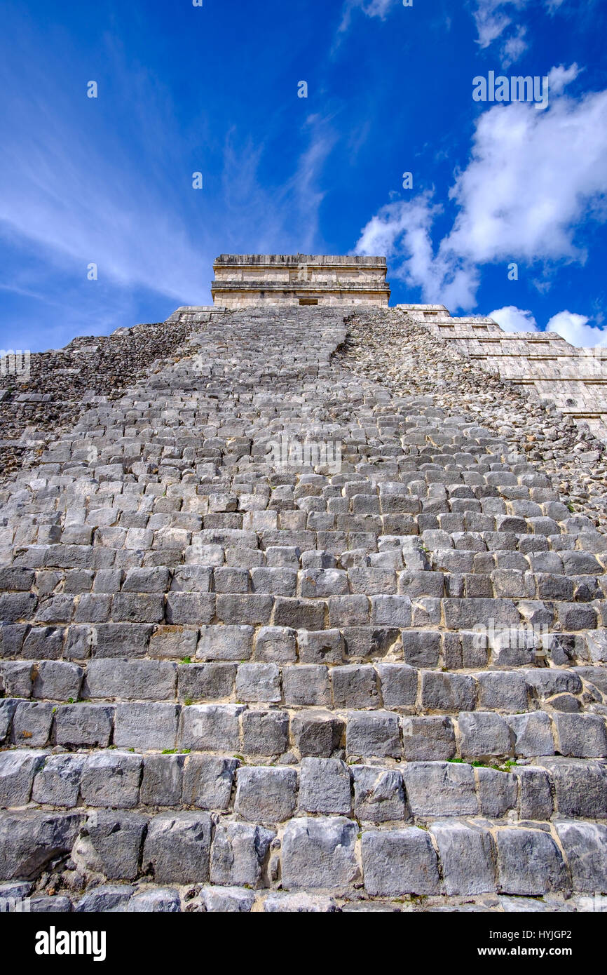 Vertikale Detailansicht der Maya Pyramide El Castillo in Ruinen von Chichen Itza, Mexiko Stockfoto