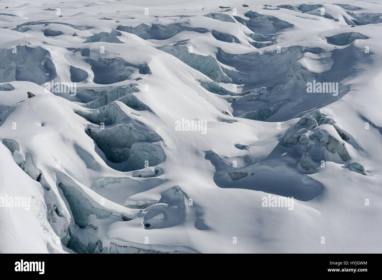 Nahaufnahme der Gletscher d'Argentiere mit Schnee bedeckten Gletscherspalten und Seracs gebildet und fließt durch das Tal im Winter. Stockfoto