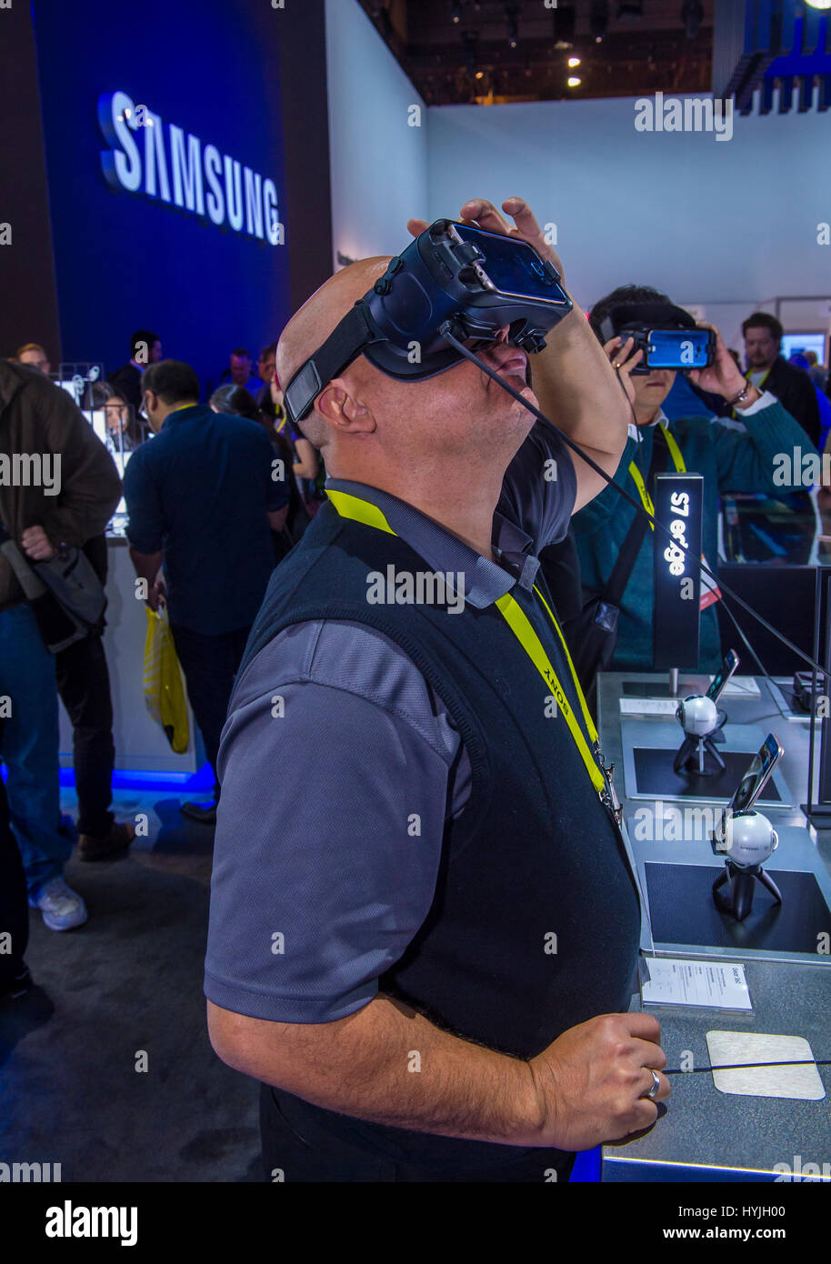 LAS VEGAS - JAN 08: Virtual Reality Demonstration auf der Samsung-Stand auf der CES in Las Vegas statt, am 8. Januar 2017, CES ist die weltweit führende Stockfoto