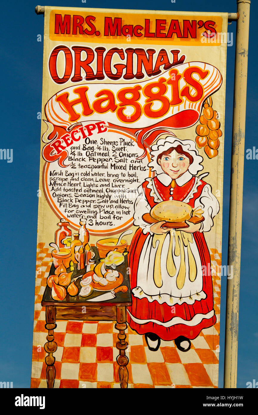 Bunten roten, gelben und weißen Schild mit Frau in traditioneller Kleidung und schottische Haggis Rezept auf dem Display in der Straße am Maclean, New South Wales Australien Stockfoto