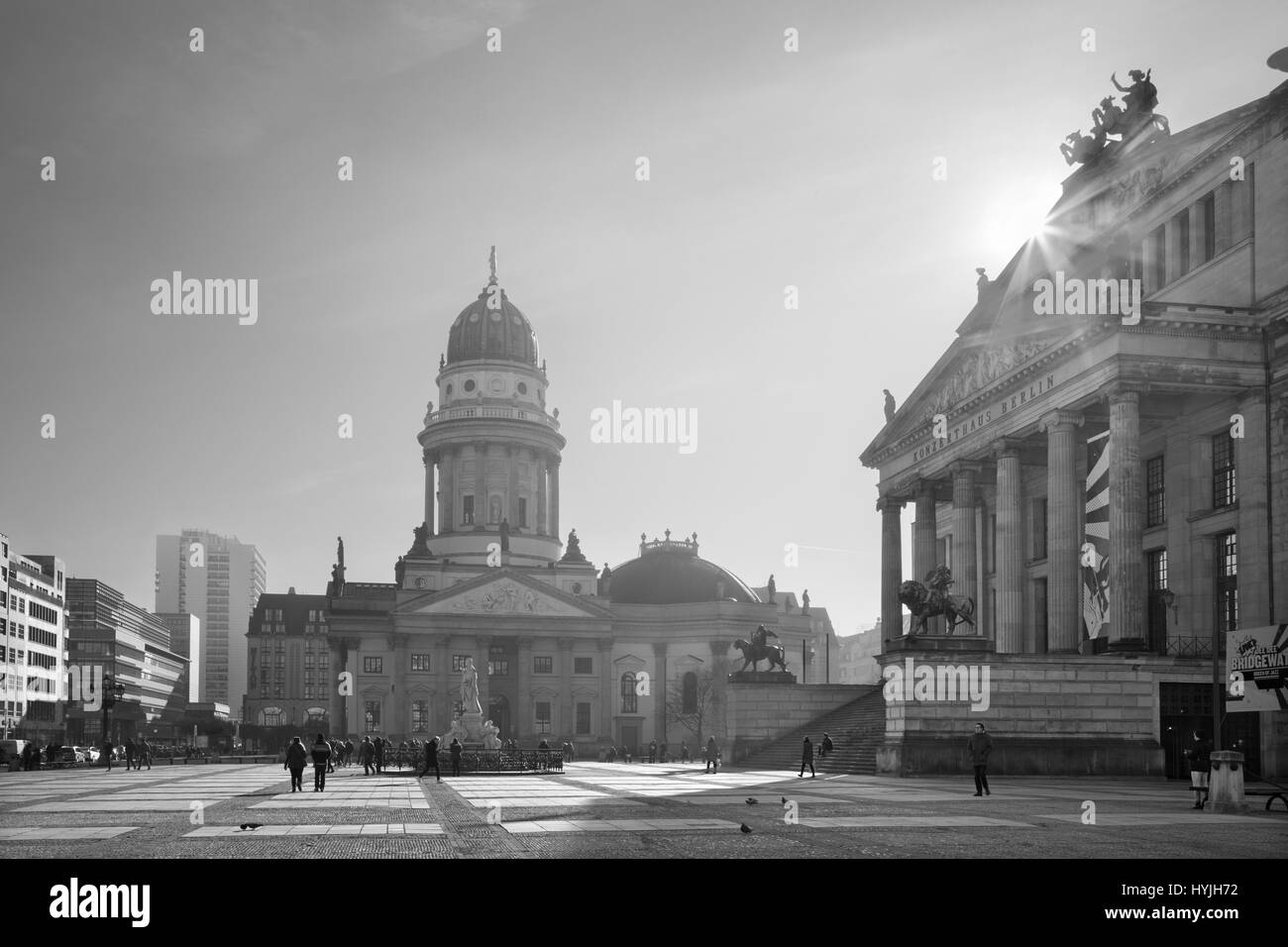 BERLIN, Deutschland, Februar - 13, 2017: Die Kirche Deutscher Dom und das Denkmal von Friedrich Schiller auf dem Gendarmenmarkt-Platz. Stockfoto