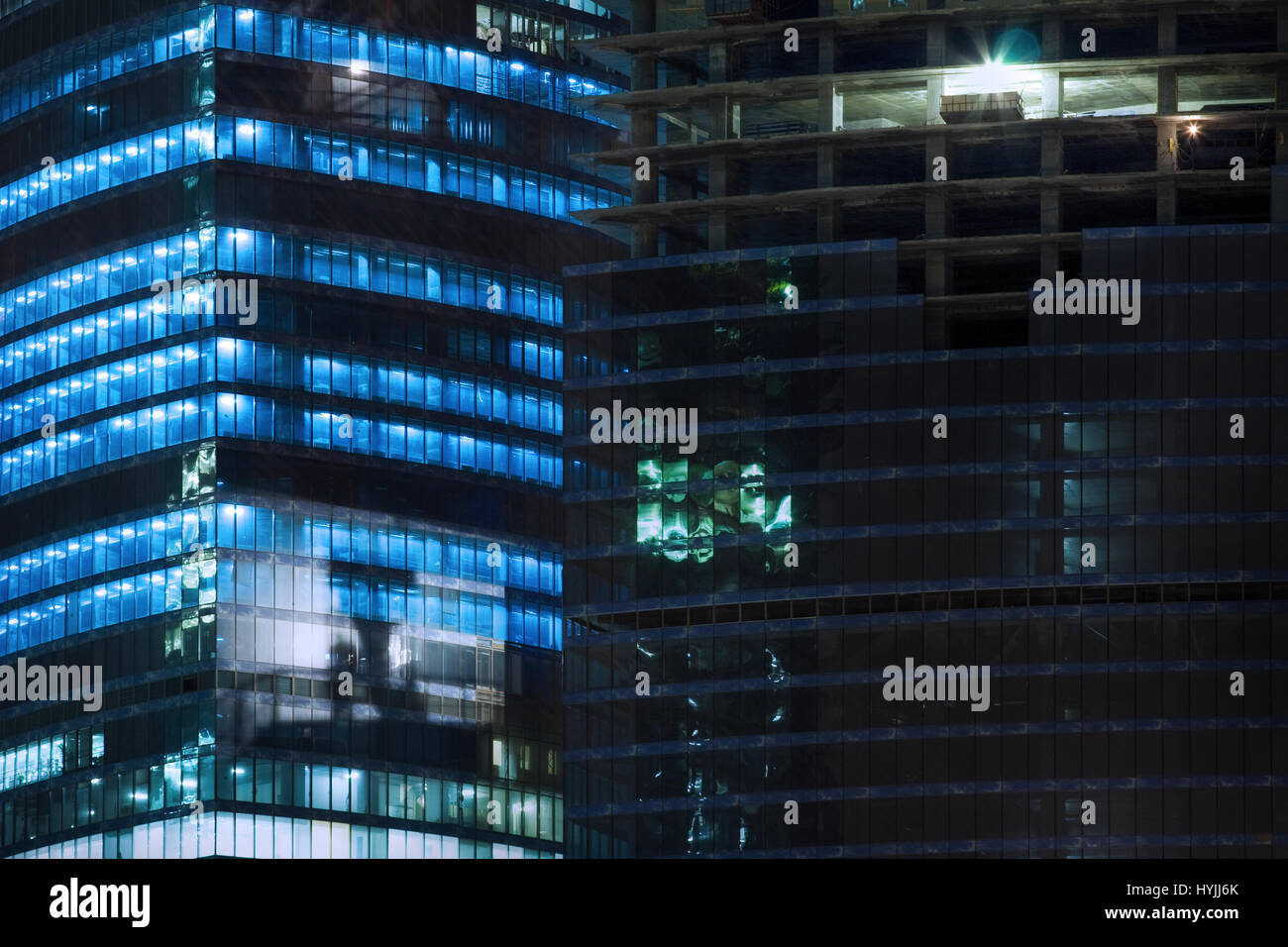 Bau von Wolkenkratzern in der Nacht in Moskau Stockfoto