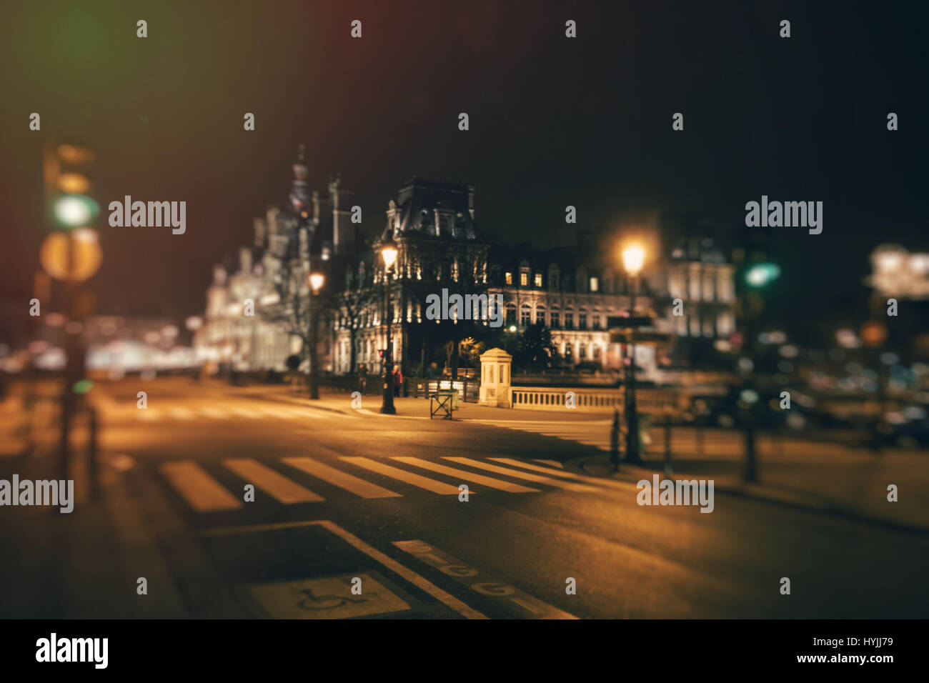 Kreuzungen und Hôtel de Ville in der Nacht mit Tilt-Shift-Effekt. Frankreich. Paris Stockfoto