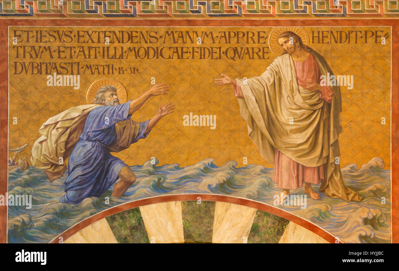 BERLIN, Deutschland, Februar - 14, 2017: Die Fresken von Peter, Wandern am Wasser gegenüber Jesus im Herz Jesus Kirche von Friedrich Stummel und Karl Wenzel Stockfoto