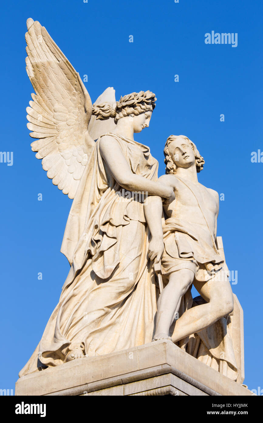 BERLIN, Deutschland, Februar - 13, 2017: Die Statue Nike unterstützt die Verwundeten Krieger auf der Schlossbrücke (Schlossbruecke) von Ludwig Wilhelm Wichmann Stockfoto