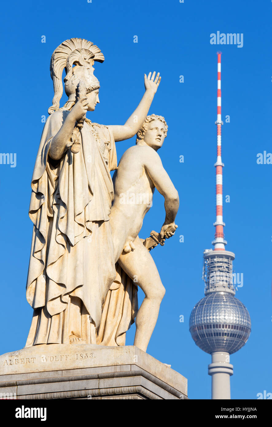 BERLIN, Deutschland, Februar - 13, 2017: Die Skulptur auf der Schlossbruecke - führt Athena den jungen Krieger in den Kampf Stockfoto