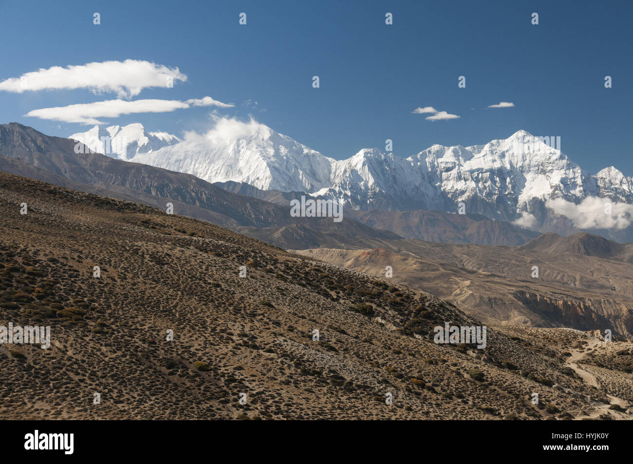 Nepal, Mustang Trek, Landschaft auf Siyarko Tangk Danda Crest Trail mit Wappen der Nilgiri Himal und Annapurna Stockfoto