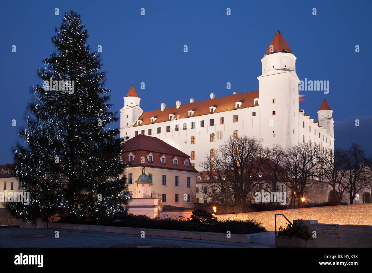 Bratislava - der Weihnachtsbaum und die Burg in der Abenddämmerung. Stockfoto