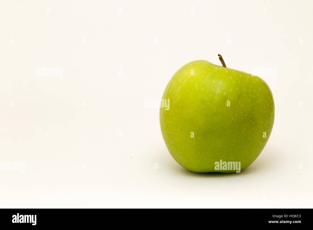 Grüner Apfel isoliert auf weißem Hintergrund. Stockfoto