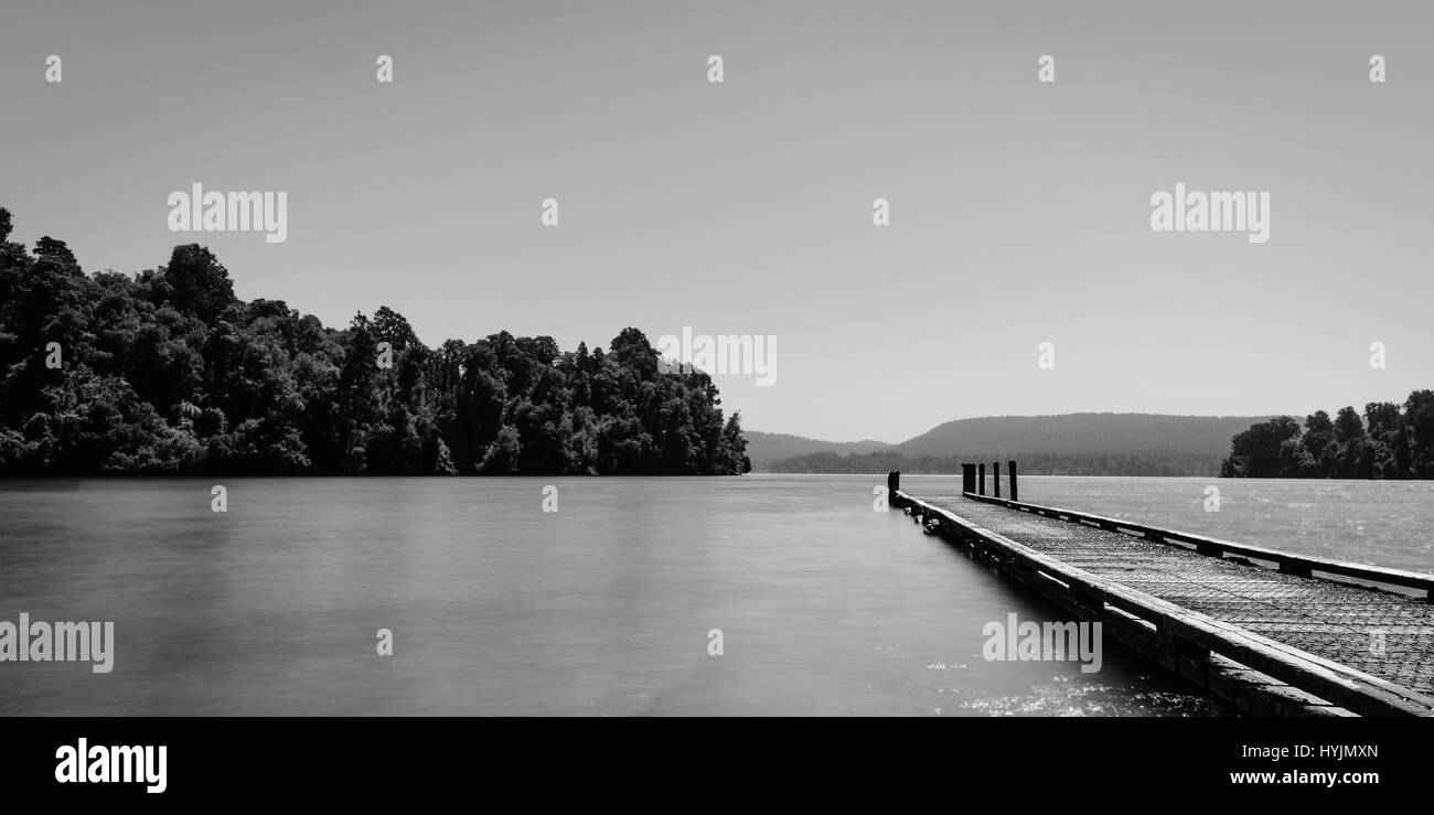Bootsanleger im ruhigen See, südlich von Neuseeland Island Stockfoto