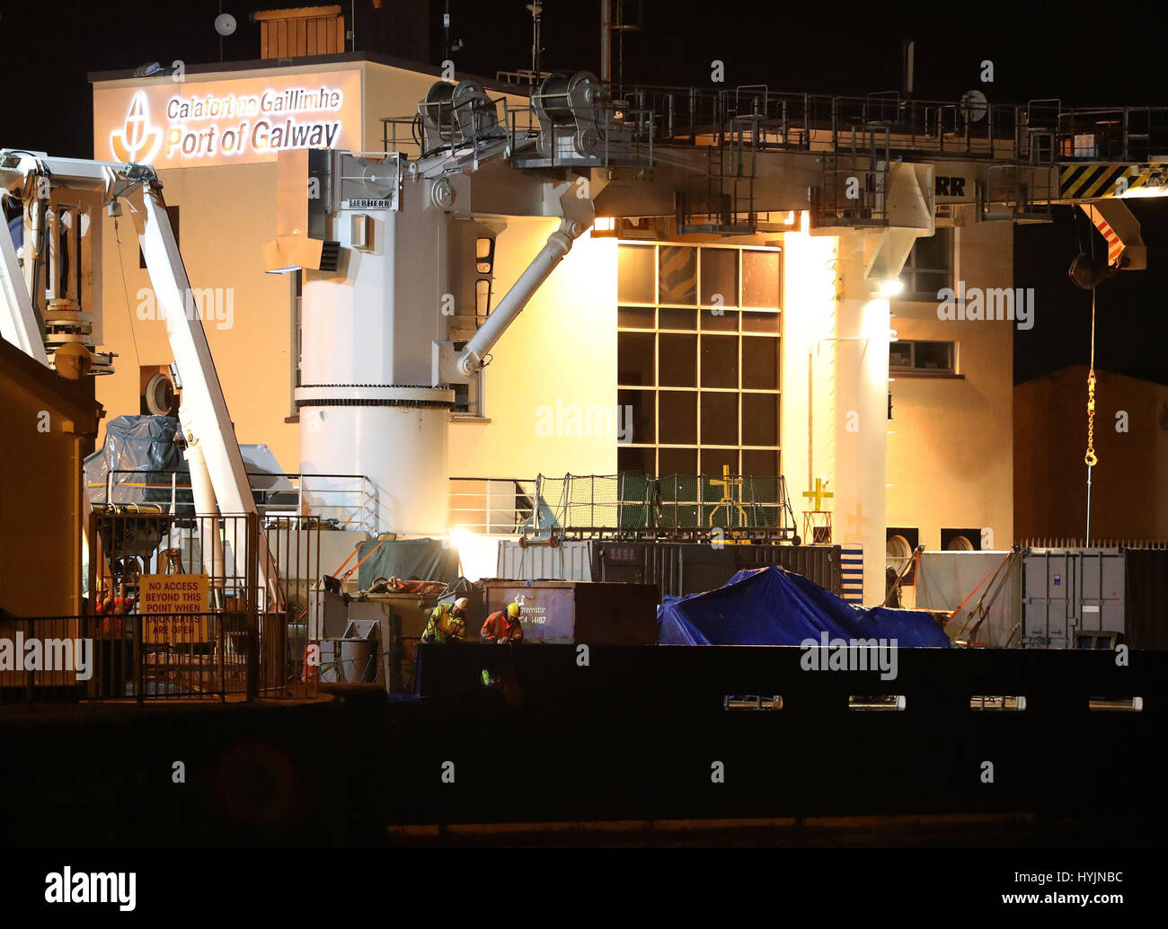 WEITERVERBREITUNG zur Änderung Datum von THE CRASH, die das Wrack der irischen Küstenwache Hubschrauber, Rufzeichen Rettung 116, die vor der Westküste Irlands am 14. März stürzte kommt in Galway Hafen an Bord des Schiffes irischen Lichter Granuaile, nachdem das Flugzeug aus dem Meeresboden in der Nähe von Blackrock geborgen wurde. Stockfoto