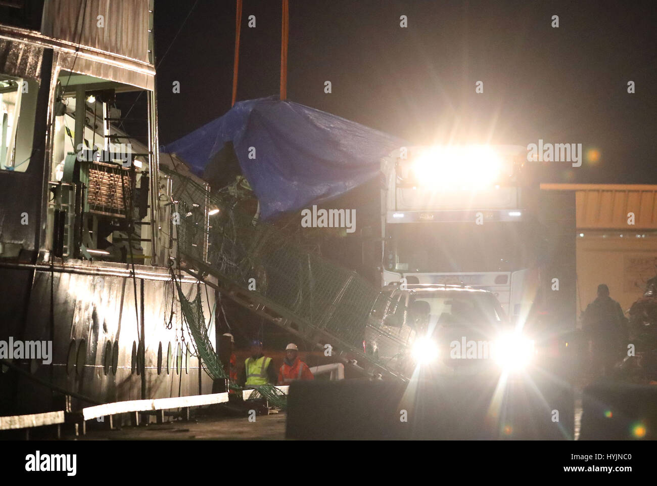 WEITERVERBREITUNG zur Änderung Datum von THE CRASH das Wrack der irischen Küstenwache Hubschrauber, Rufzeichen Rettung 116, die vor der Westküste Irlands am 14. März stürzte, ist aus dem irischen Lichter Schiff Granuaile auf einen Tieflader gehoben, nachdem das Flugzeug aus dem Meeresboden in der Nähe von Blackrock geborgen wurde. Stockfoto