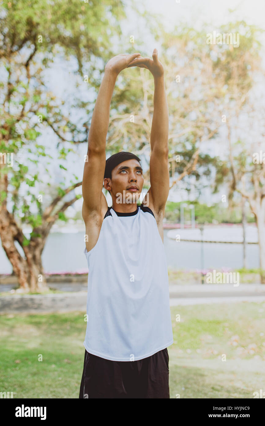 Junger Mann Körper, dehnen Aufwärmen für im öffentlichen Park Joggen. Stockfoto