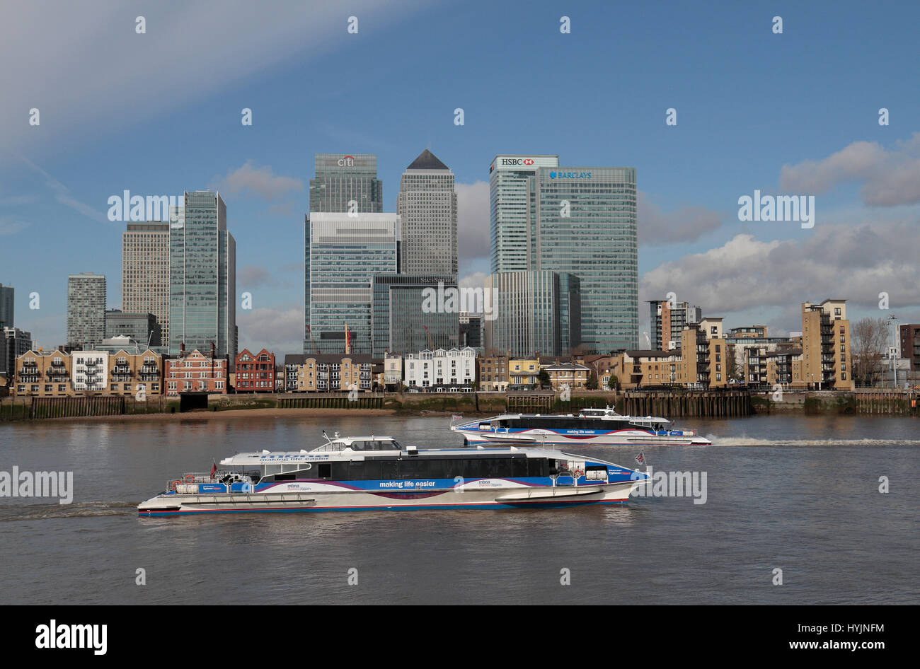 Blick über den Fluss Themse in Richtung der Docklands in London von der Halbinsel Greenwich, London, UK. Stockfoto