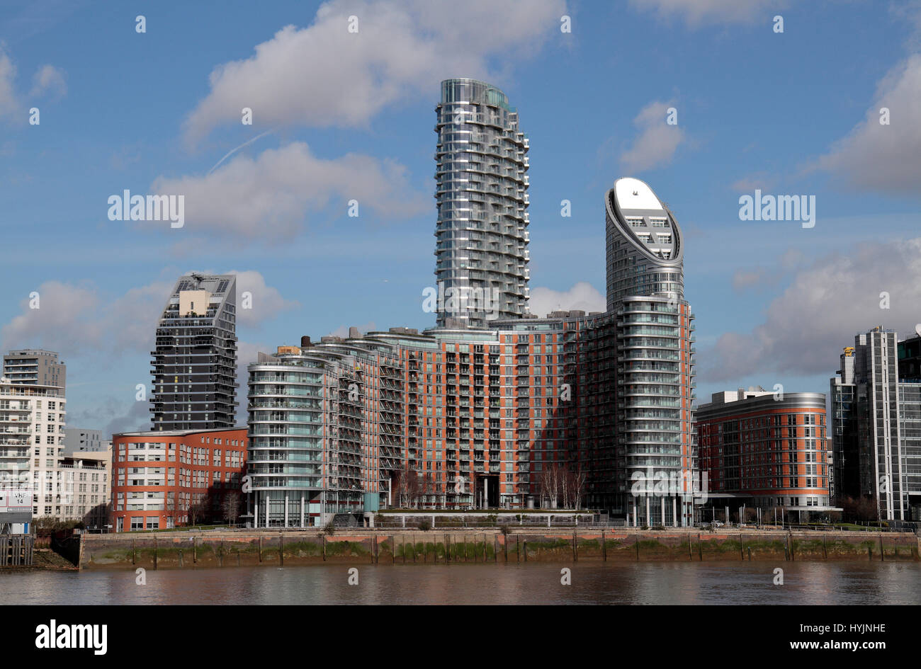 Blick auf New Providence Wharf am nördlichen Ufer der Themse in London Docklands, UK. Stockfoto