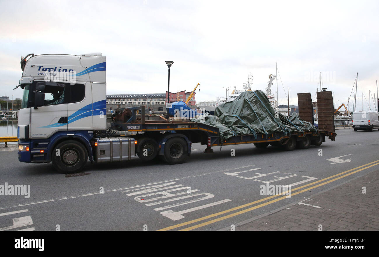 Das Wrack des Hubschraubers Irish Coast Guard, Rufzeichen Rettung 116, die vor der Westküste Irlands am 14. März stürzte, verlässt Galway Hafen auf einen Tieflader, nachdem das Flugzeug aus dem Meeresboden in der Nähe von Blackrock geborgen wurde. Stockfoto