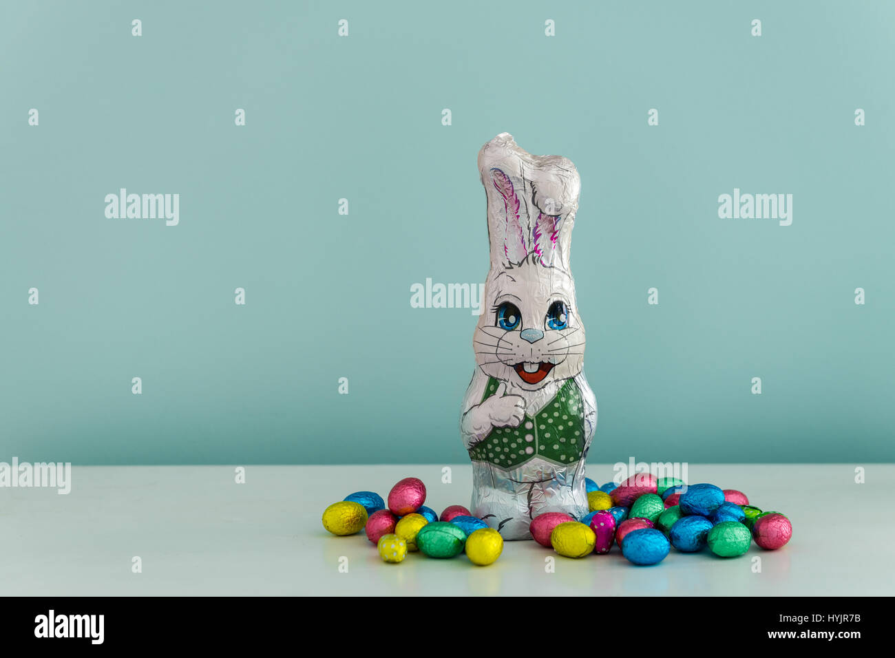 Schokohasen für Ostern, auf blauem Grund Stockfoto