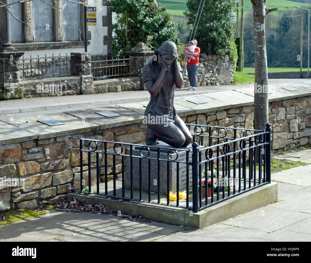 Bronze memorial Statue eines Mädchens commerating die Opfer der 1972 "Blutiger Montag' Bomb Blast, die Neun im Dorf von Claudy getötet. Stockfoto