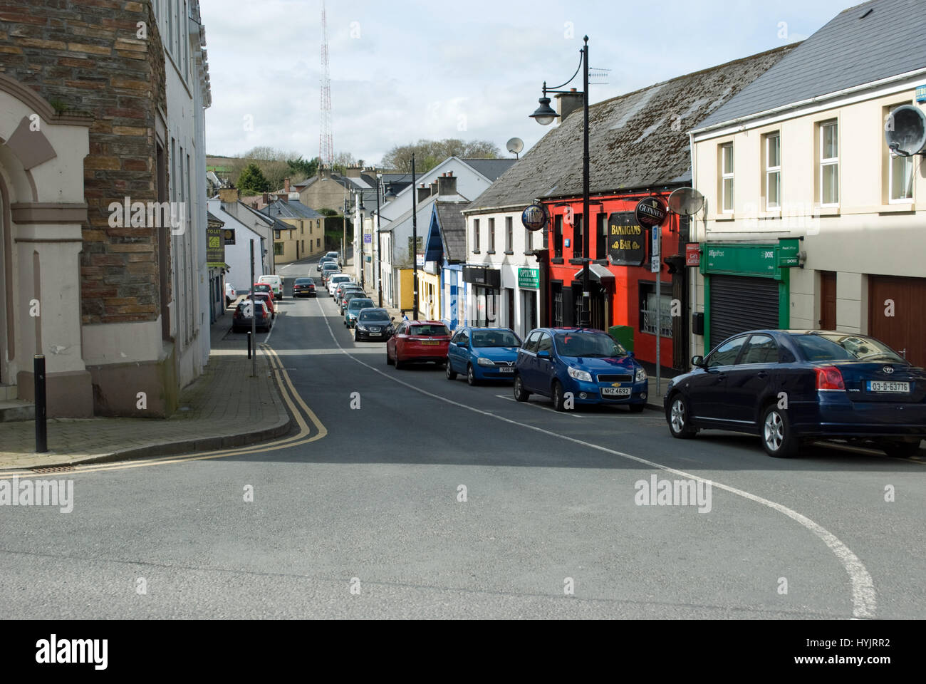 Blick auf die Hauptstraße in der irischen Grenze Stadt lifford, County Donegal. Stockfoto