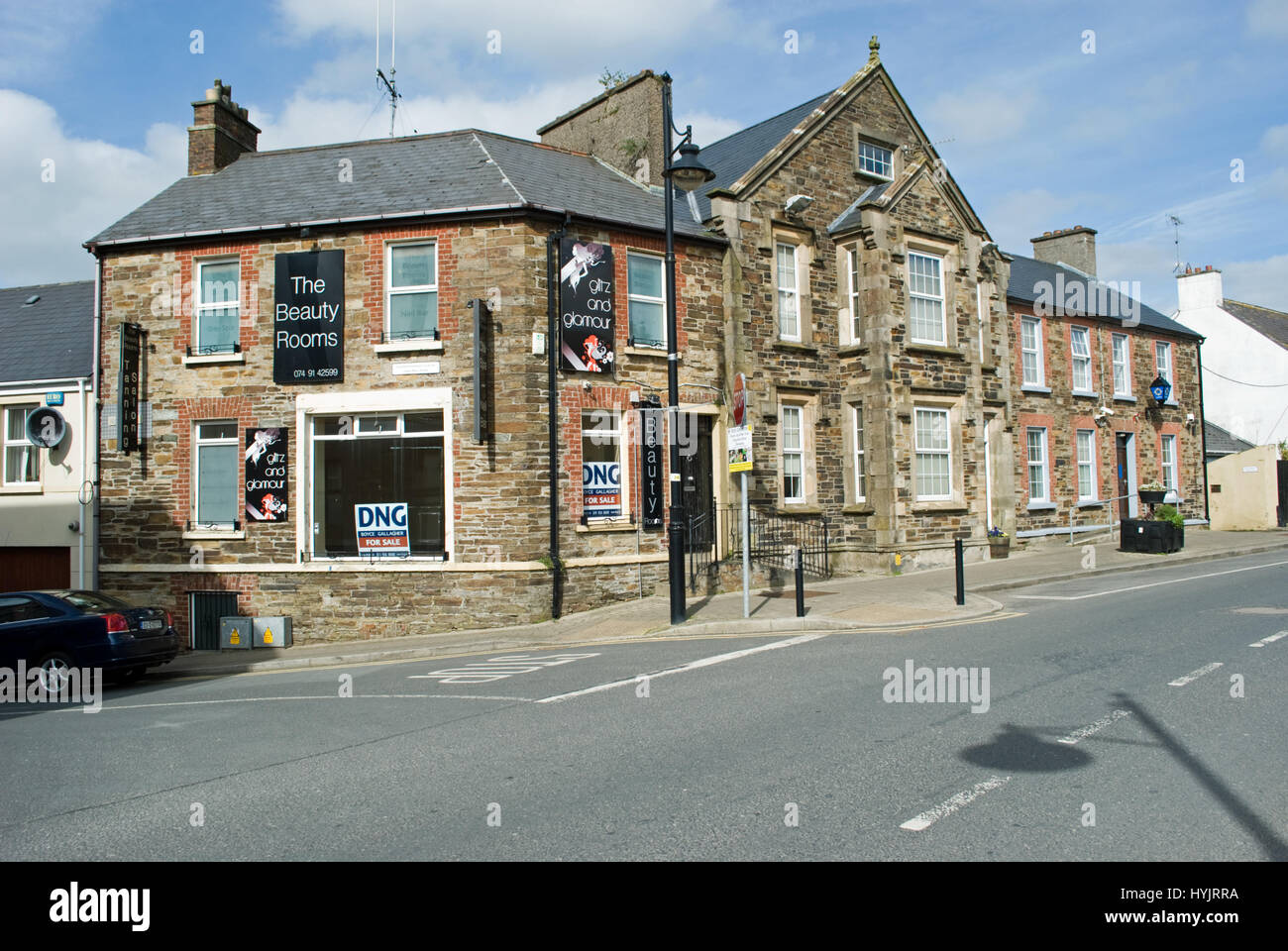 Gebäude einschließlich der Gardai Station in der irischen Grenzstadt Lifford, County Donegal. Stockfoto