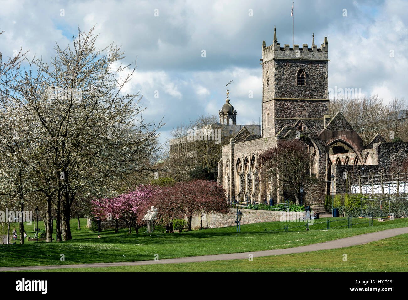 Schlosspark und St.-Petri Kirche im Frühjahr, Bristol, UK Stockfoto