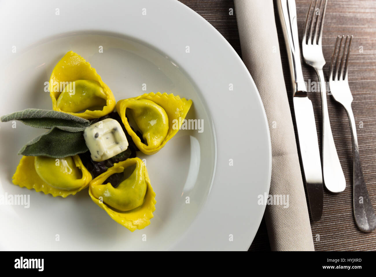 Hausgemachte Ravioli mit Butter und Salbei Stockfoto