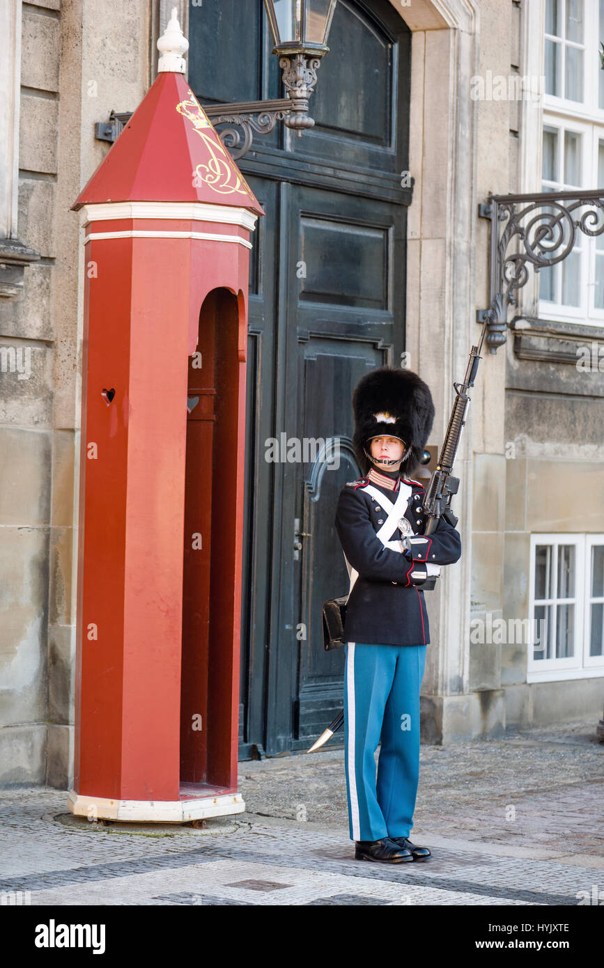 Kopenhagen, Dänemark - 11. März 2017: Schloss Amalienborg, Copenhagen. Königliche Leibgarde (Dänisch: Den königlichen Livgarde), Infanterie-Regiment von Dänemark Stockfoto