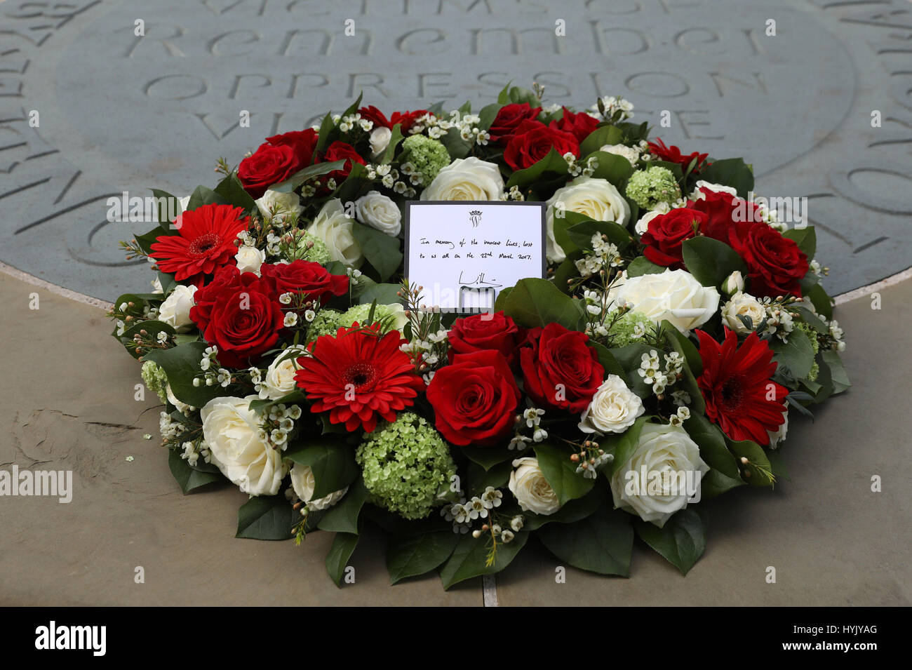 Der Kranz von Duke of Cambridge vor ein Service der Hoffnung in der Westminster Abbey in London, nach dem Westminster-Terror-Anschlag gelegt. Stockfoto