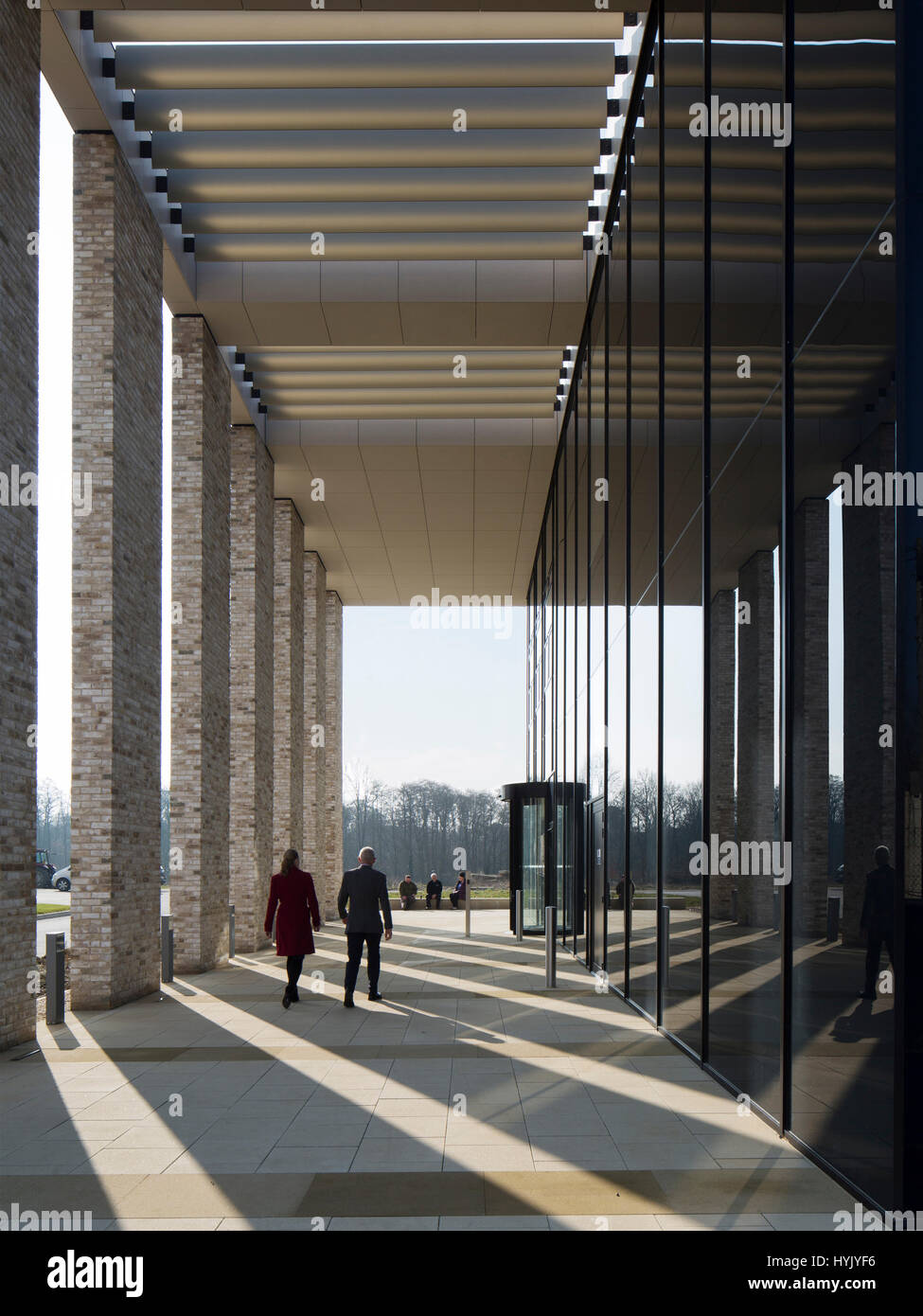 Blick durch die Kolonnade. Jenner Buillding Pirbright Institute, Guildford, Großbritannien. Architekt: NBBJ, 2017. Stockfoto