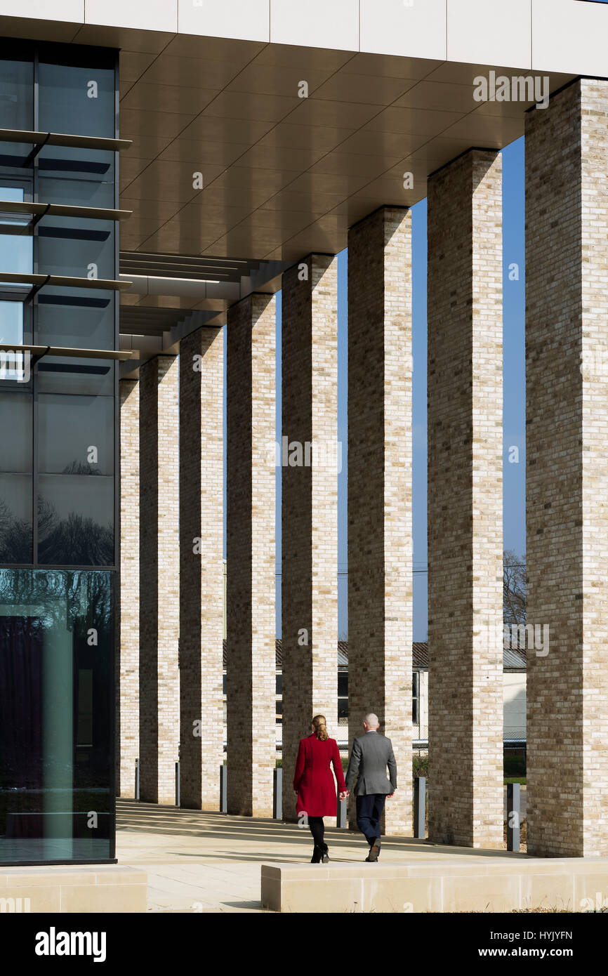 Detail der Ziegel Kolonnade. Jenner Buillding Pirbright Institute, Guildford, Großbritannien. Architekt: NBBJ, 2017. Stockfoto