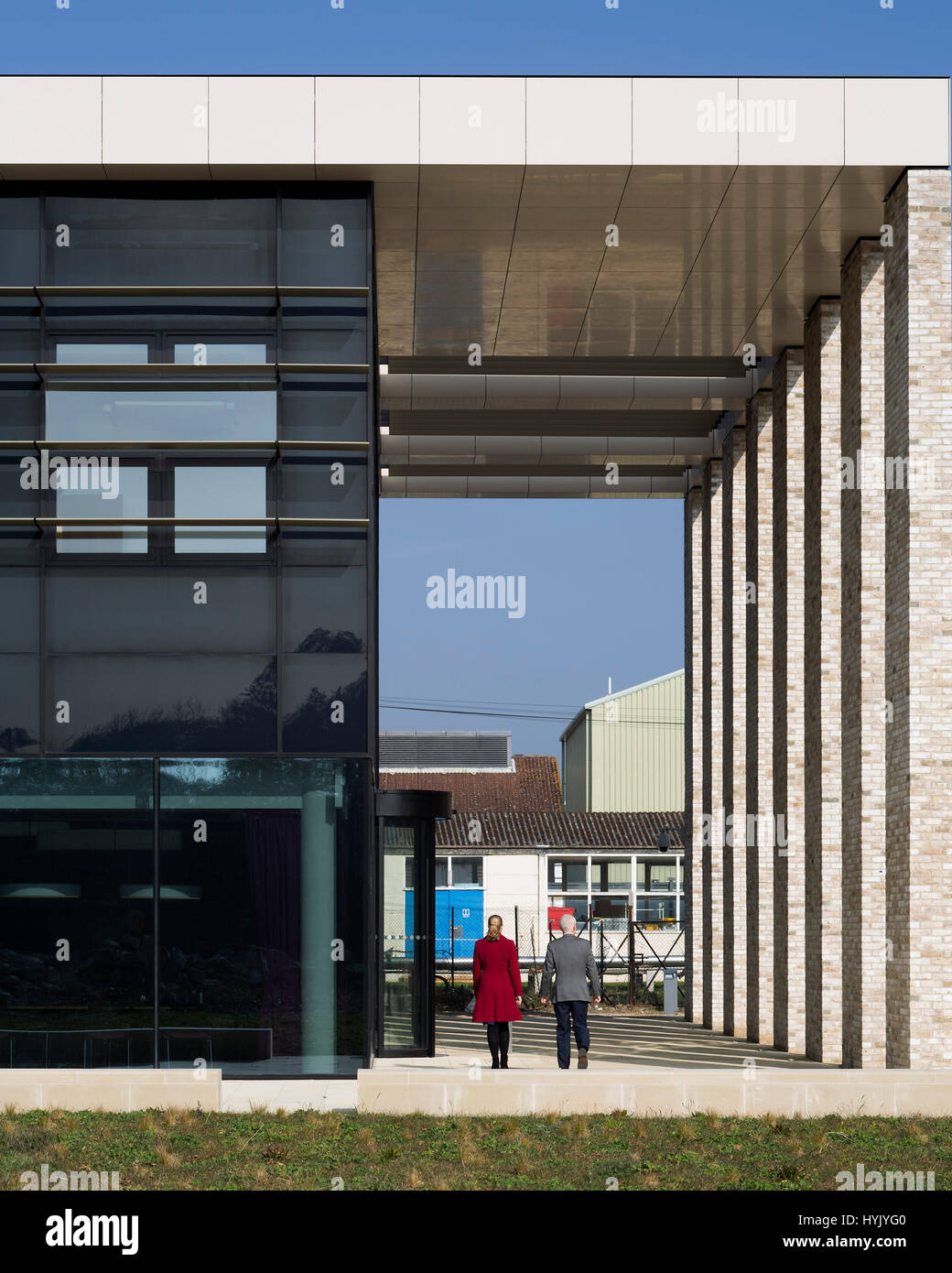 Detail der Ziegel Colanade. Jenner Buillding Pirbright Institute, Guildford, Großbritannien. Architekt: NBBJ, 2017. Stockfoto