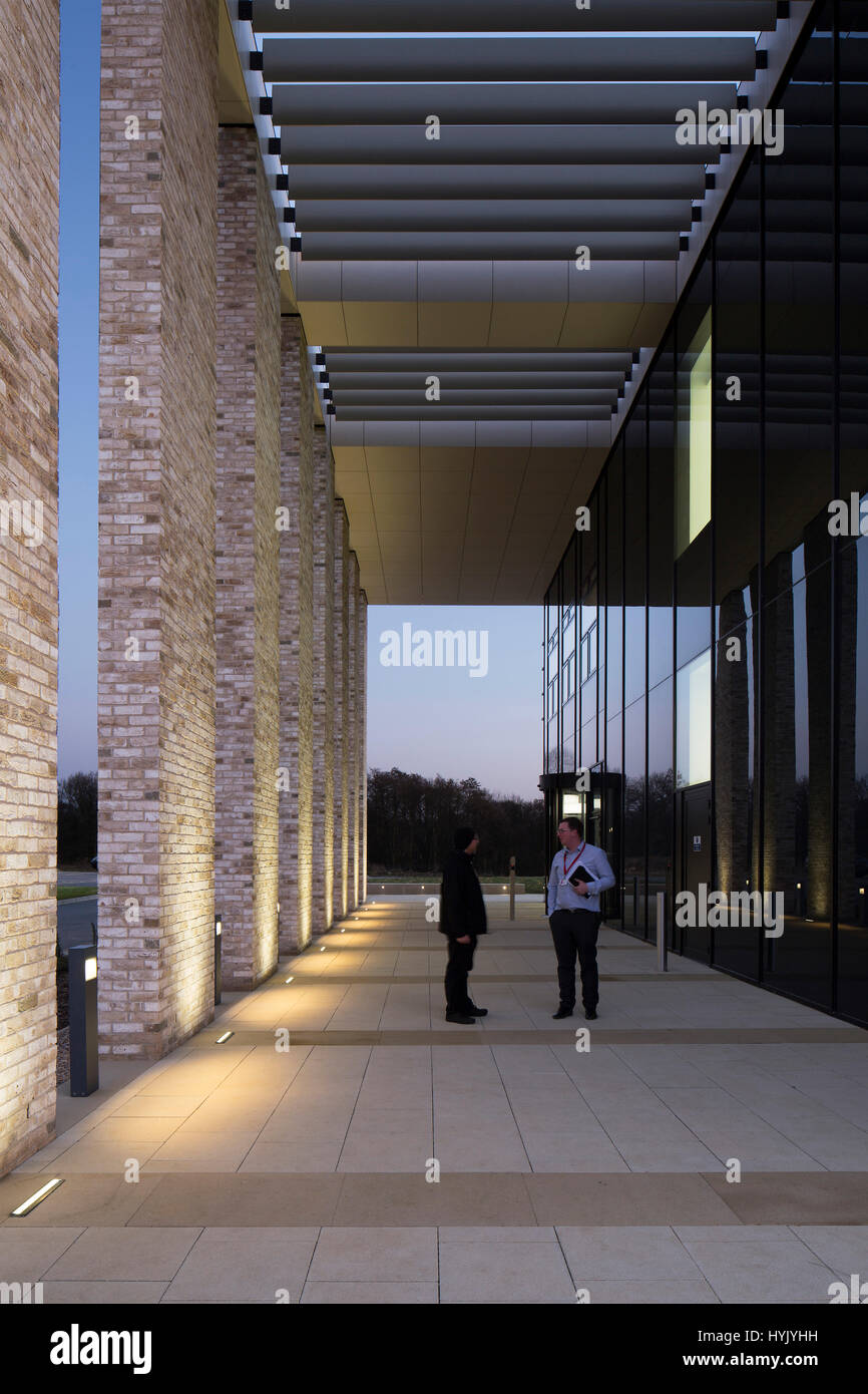 Blick durch Colanade in der Abenddämmerung. Jenner Buillding Pirbright Institute, Guildford, Großbritannien. Architekt: NBBJ, 2017. Stockfoto