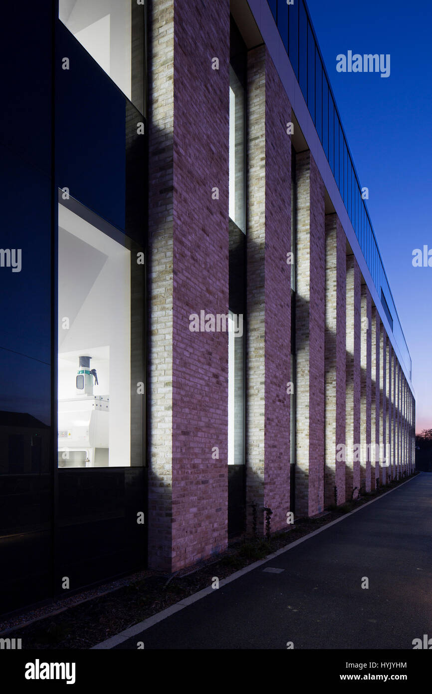 Ansicht der Nordfassade in der Abenddämmerung. Jenner Buillding Pirbright Institute, Guildford, Großbritannien. Architekt: NBBJ, 2017. Stockfoto