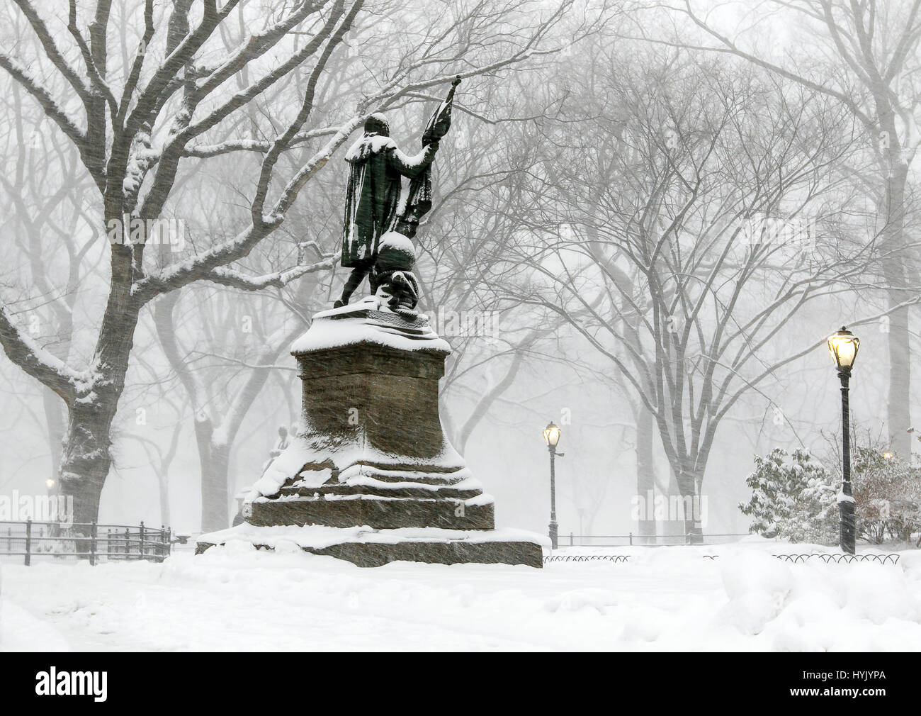 Eine Skulptur von Christopher Columbus in Central Park bei starkem Schneefall. Stockfoto